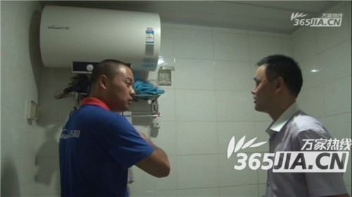 云鼎（中国）售后正在为刘师傅讲解电热水器的安全使用规范
